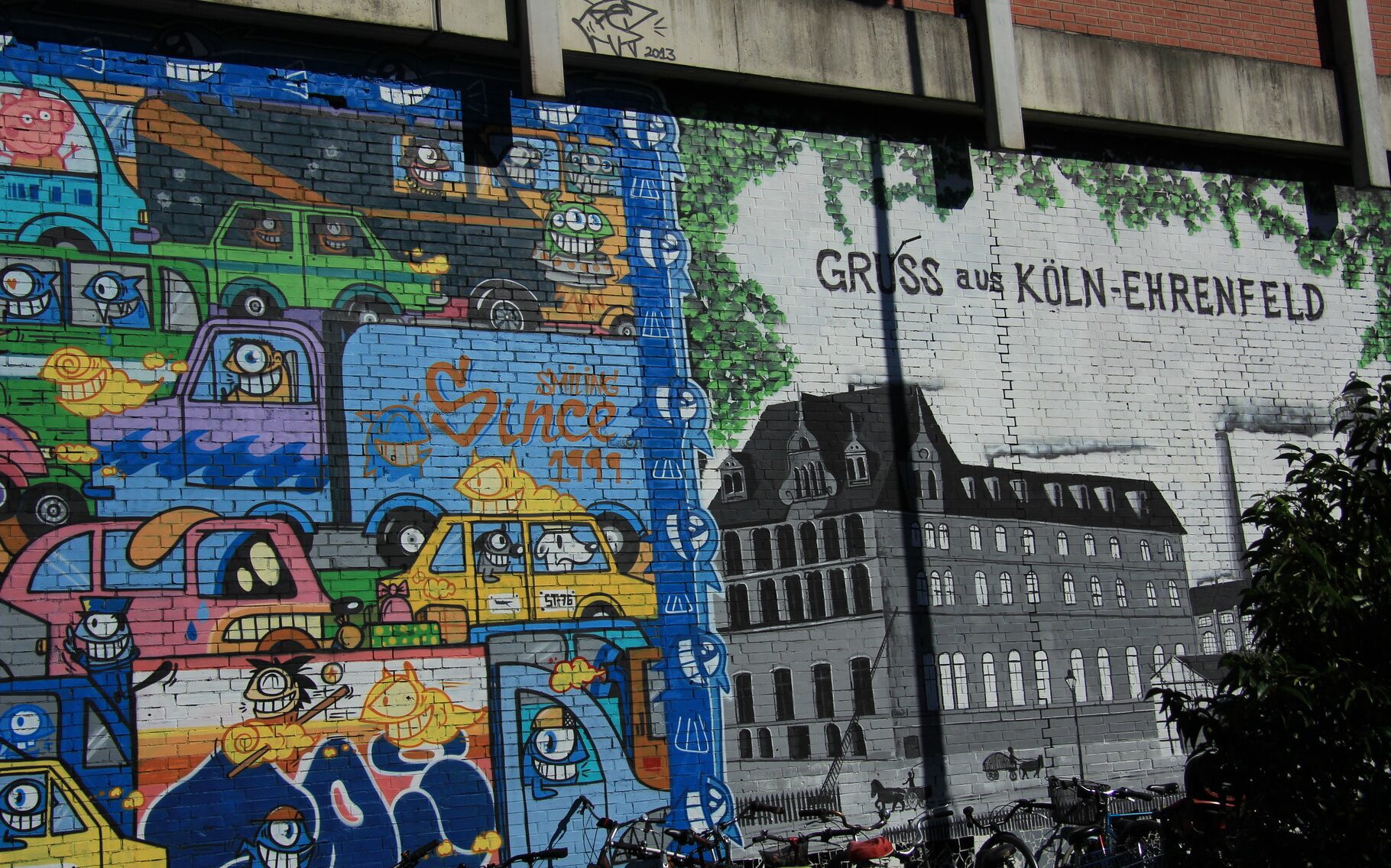 Mit Graffiti versehene Wand am Bahnviadukt des Bf. Köln-Ehrenfeld am Ostausgang (Gerhard-Wilszek-Platz).