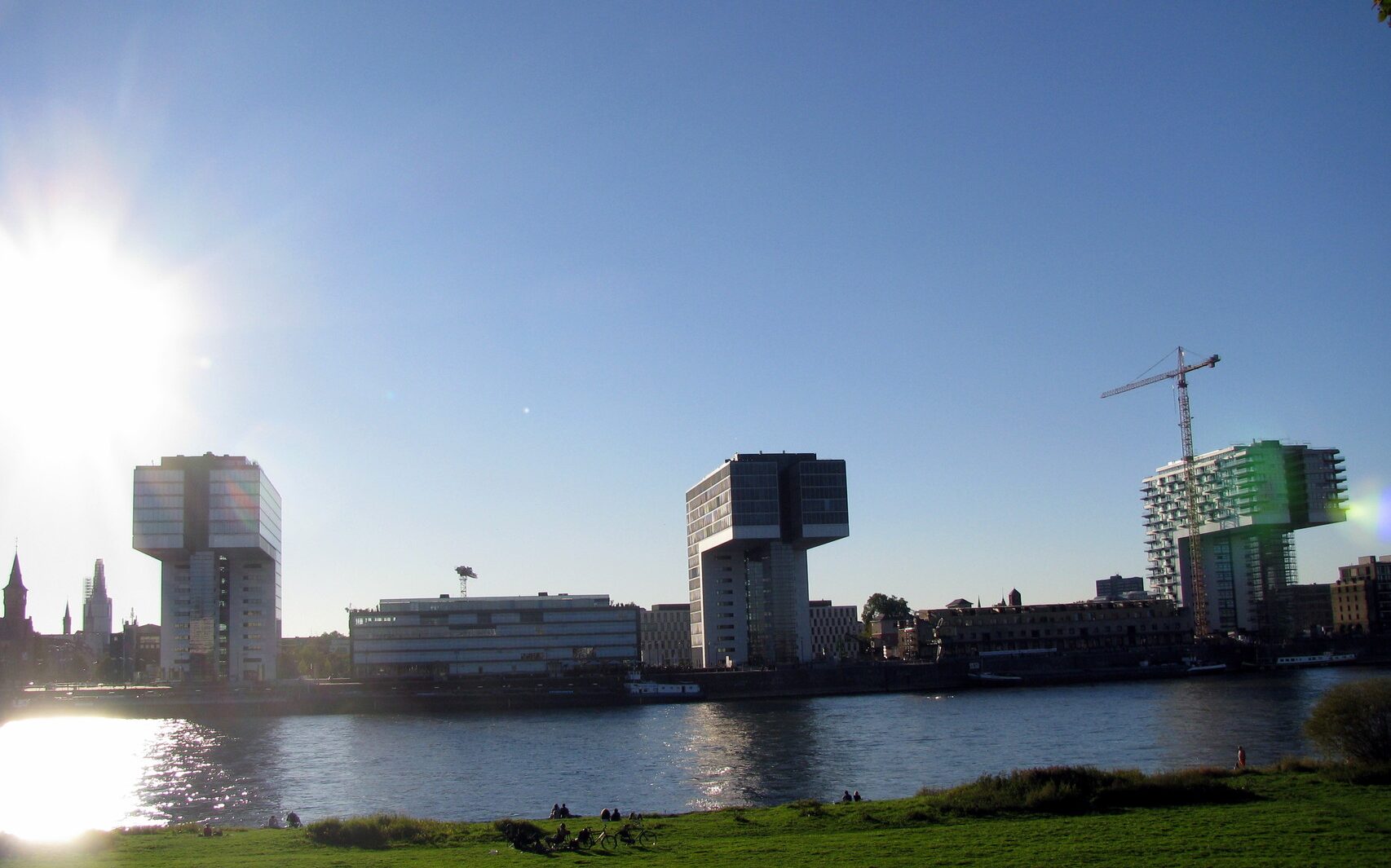 Die Kranhäuser (2008-10) im Rheinauhafen, gesehen vom Poller Rheinufer.