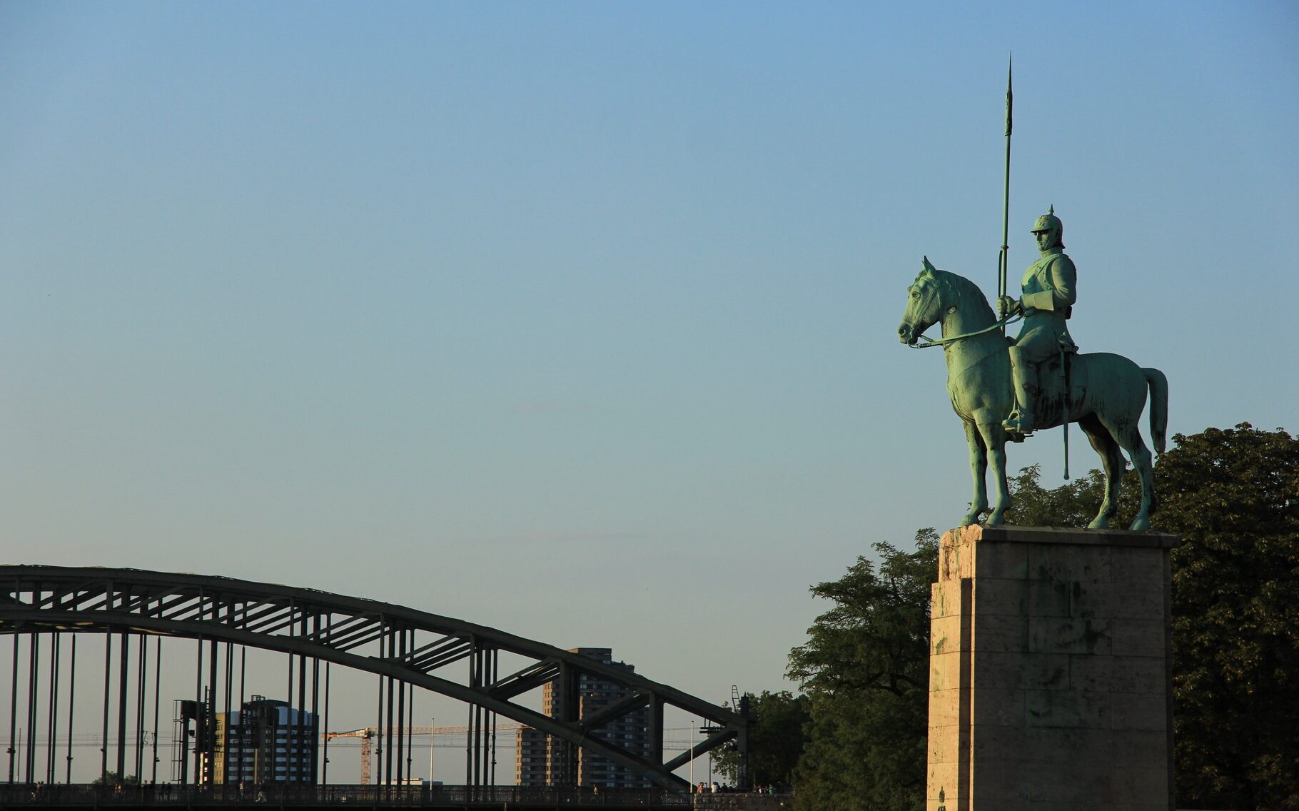 Kürassier-Denkmal von 1930 südlich der Hohenzollernbrücke am ehemaligen Standort der Reiter-Kaserne.