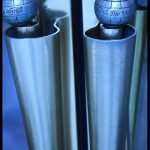 Detail mit den geschwungenen Türgriffen und den 4711-Weltkugeln an den Türen des Blau-Gold-Hauses von 1952 neben dem Kölner Dom