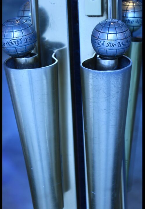Detail mit den geschwungenen Türgriffen und den 4711-Weltkugeln an den Türen des Blau-Gold-Hauses von 1952 neben dem Kölner Dom