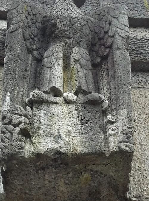 Reichsadler am älteren Teil der Rodenkirchner Brücke, die 1941 als erste Autobahnquerung über den Rhein eröffnet wurde. Unter den Greifen des Adlers ist zu erahnen, wo nach dem Krieg das Hakenkreuz entfernt wurde.