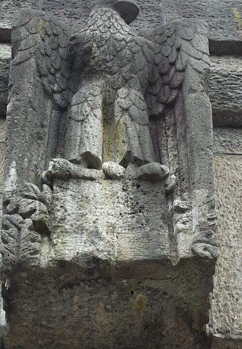 Reichsadler am älteren Teil der Rodenkirchner Brücke, die 1941 als erste Autobahnquerung über den Rhein eröffnet wurde. Unter den Greifen des Adlers ist zu erahnen, wo nach dem Krieg das Hakenkreuz entfernt wurde.