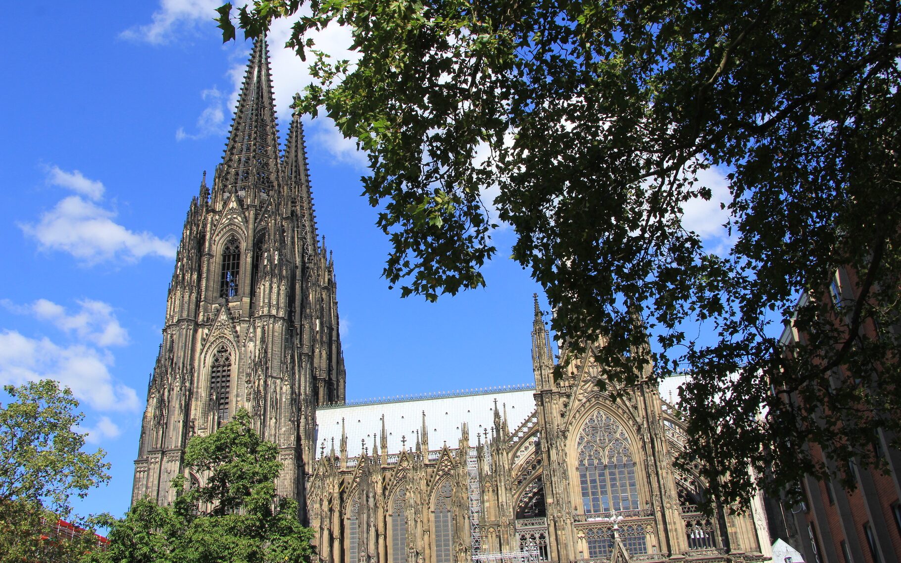 Kölner Dom von der Südseite (Roncalliplatz) her aufgenommen.